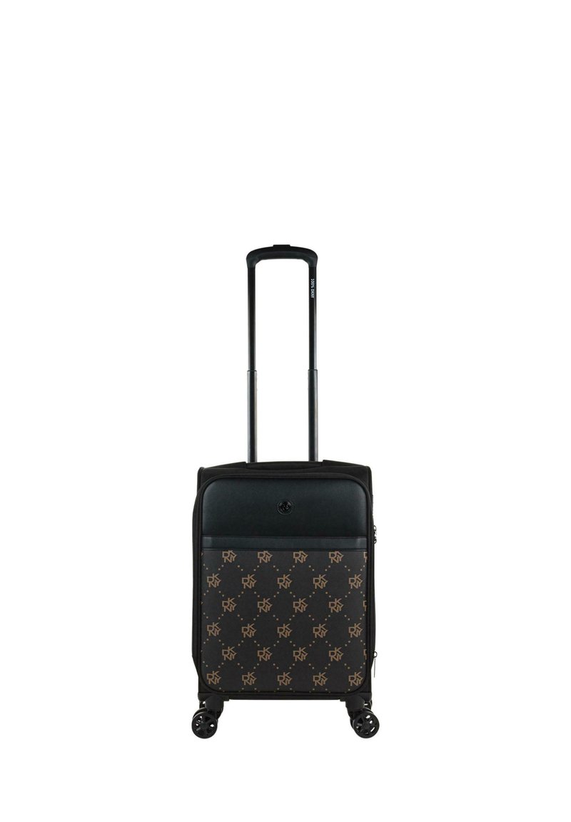 Maleta negra con patrón de logotipos, cierre de cremallera y asa retráctil. Cuenta con cuatro ruedas para facilitar el movimiento. Textura lisa.