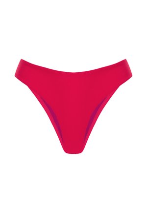 Czerwone majtki bikini o wysokim kroju, gładkiej fakturze i kontrastowych akcentach po bokach. Brak widocznych wzorów i elementów metalowych.