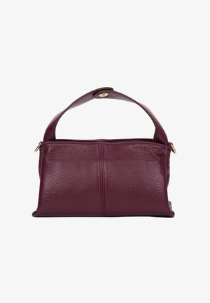 Bordeauxrode leren handtas met een gestructureerde afwerking, voorzien van een korte handgreep en gouden accenten. Minimalistisch ontwerp met een ritssluiting.