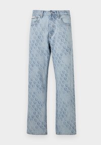 Jean en denim bleu clair avec un motif subtil, coupe droite, cinq poches et fermeture par un bouton unique à la taille.