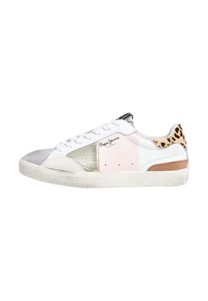 Zapatillas con una combinación de materiales en blanco, rosa, plateado y gris, con acentos de estampado de leopardo, superficies suaves y texturizadas. Suela de goma.