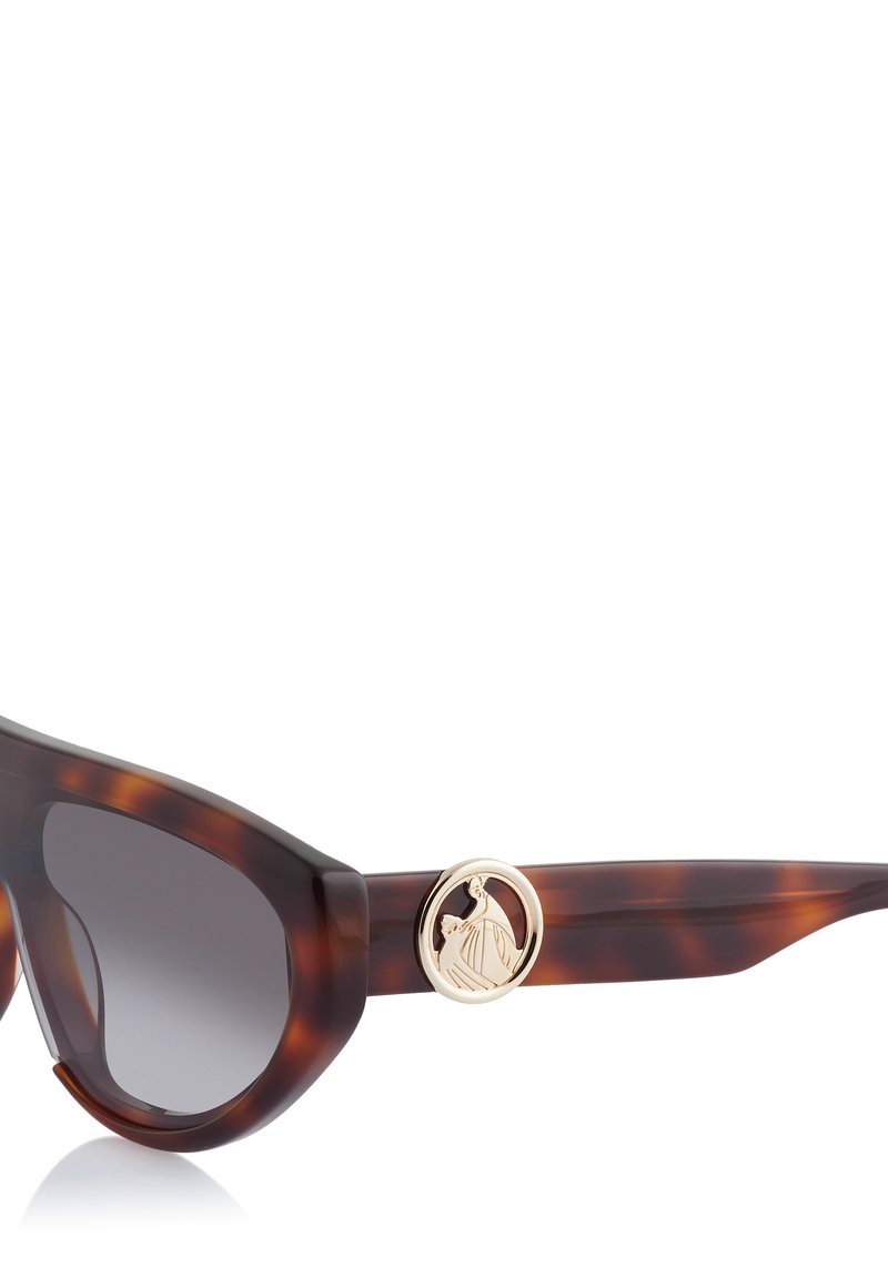 Schildpatt-Sonnenbrille mit übergroßen Kunststoffrahmen, dunkel getönten Verlaufslinsen und einem goldenen runden Akzent mit einem Muster an den Schläfen.