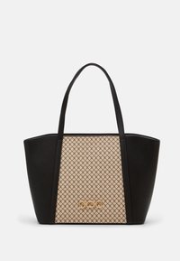 Sac fourre-tout noir et beige avec un motif tissé, doté de côtés et de sangles en cuir noir, et d'un accent décoratif doré sur le devant.