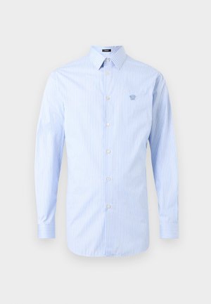 Chemise à manches longues à rayures verticales bleu clair et blanches avec fermeture boutonnée et petit logo brodé sur la poitrine gauche.