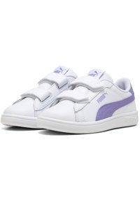 Sneakers bianchi con accenti viola, realizzati in materiale sintetico, dotati di due cinturini in Velcro, punta arrotondata e suola testurizzata.