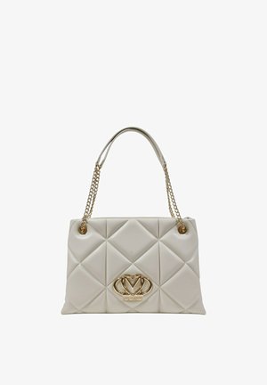 Sac à main en faux cuir matelassé blanc avec un logo doré, des chaînes en tant que poignées et une texture en motif losange. Fini lisse avec des bords arrondis.