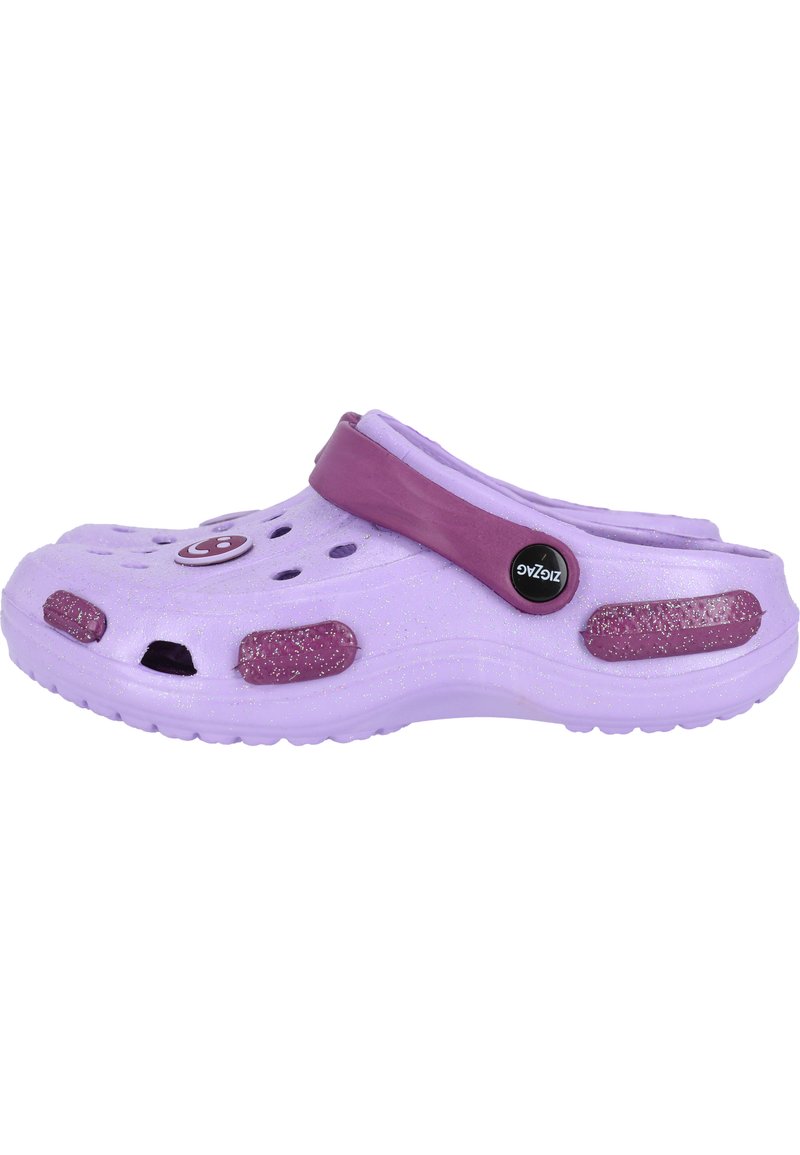 Zoccoli viola realizzati in materiale leggero con una finitura lucida. Presentano fori di ventilazione e una fascetta sul tallone di un viola scuro.