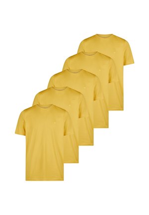 Cinque t-shirt gialle semplici a maniche corte con scollo rotondo, disposte in una fila sfalsata e sovrapposta su uno sfondo bianco.