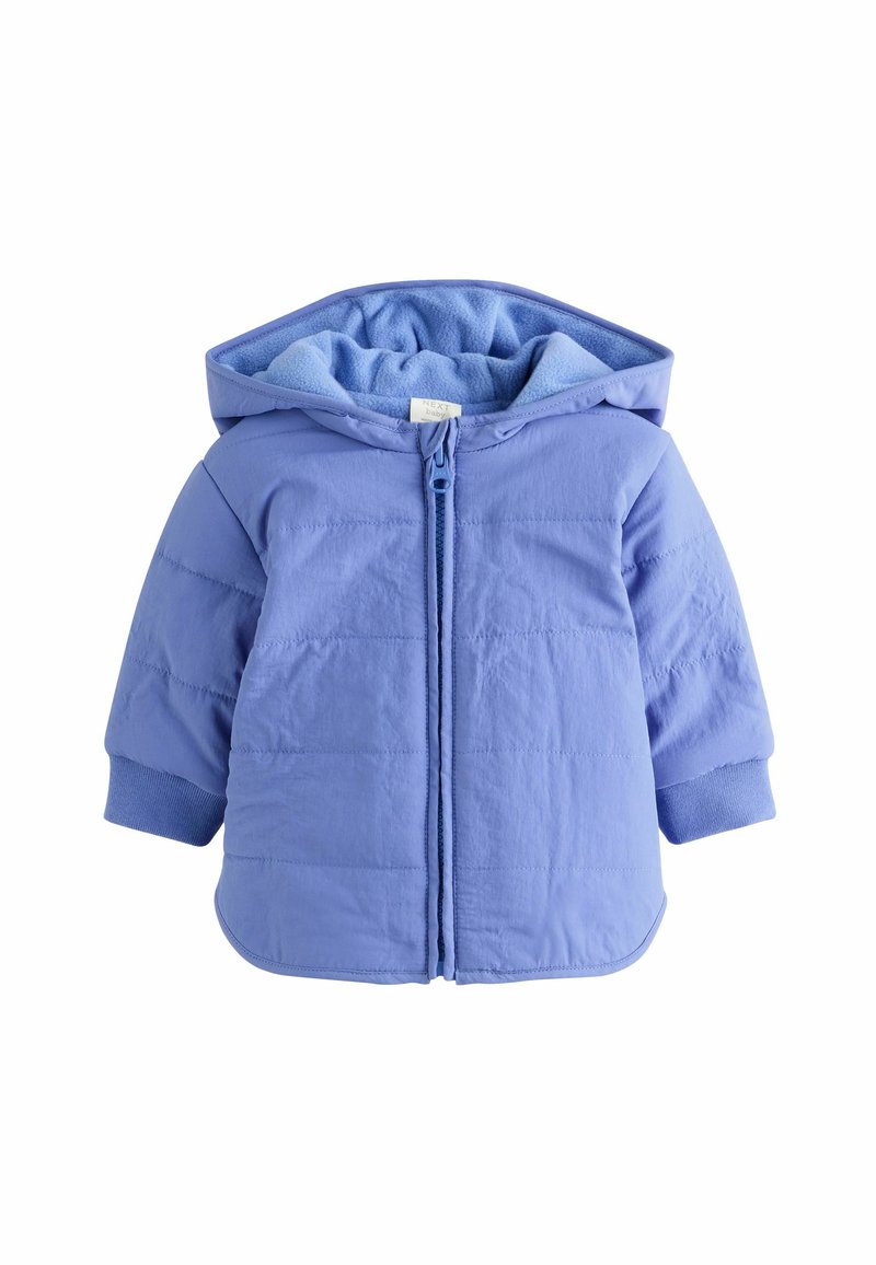 Giacca puffer azzurra chiara con cappuccio. Dotata di chiusura con zip, polsini a coste e motivo a quadri orizzontali. Fodera interna morbida visibile.