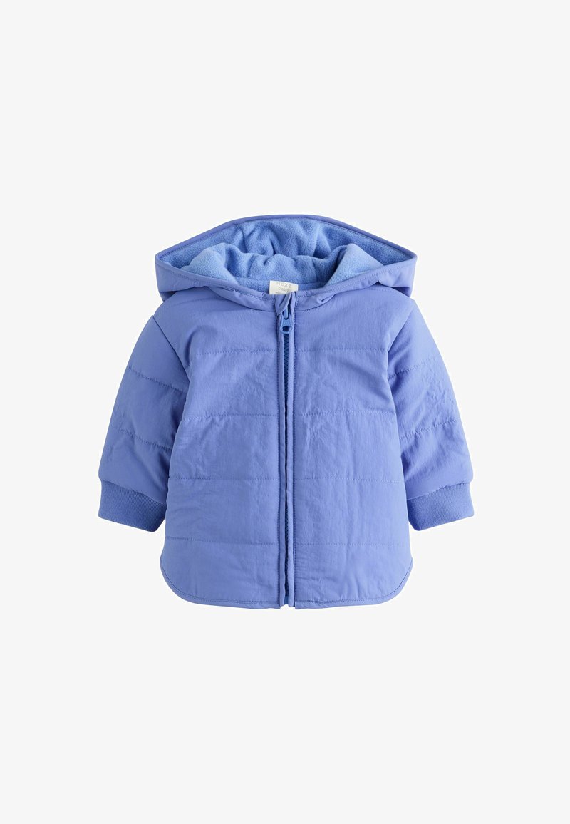 Šviesiai mėlynas pūkų švarkas su kapišonu. Yra užtrauktukas, raukšlėti rankogaliai ir horizontalių siuvinėlių raštas. Matoma minkšta vidinė pamušalas.