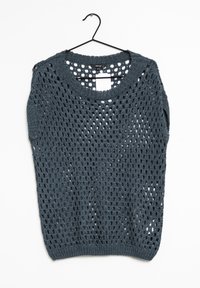 Dunkelgrauer, gestrickter Pullover mit einem lockeren, offenen Häkelmuster, rundem Ausschnitt und kurzen Ärmeln, präsentiert an einem schwarzen Kleiderhänger.