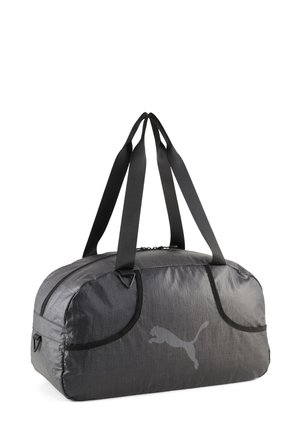 Grå Puma duffel taske med sorte håndtag og lynlås, med Puma-logo foran og en lille sideloop på hvid baggrund.
