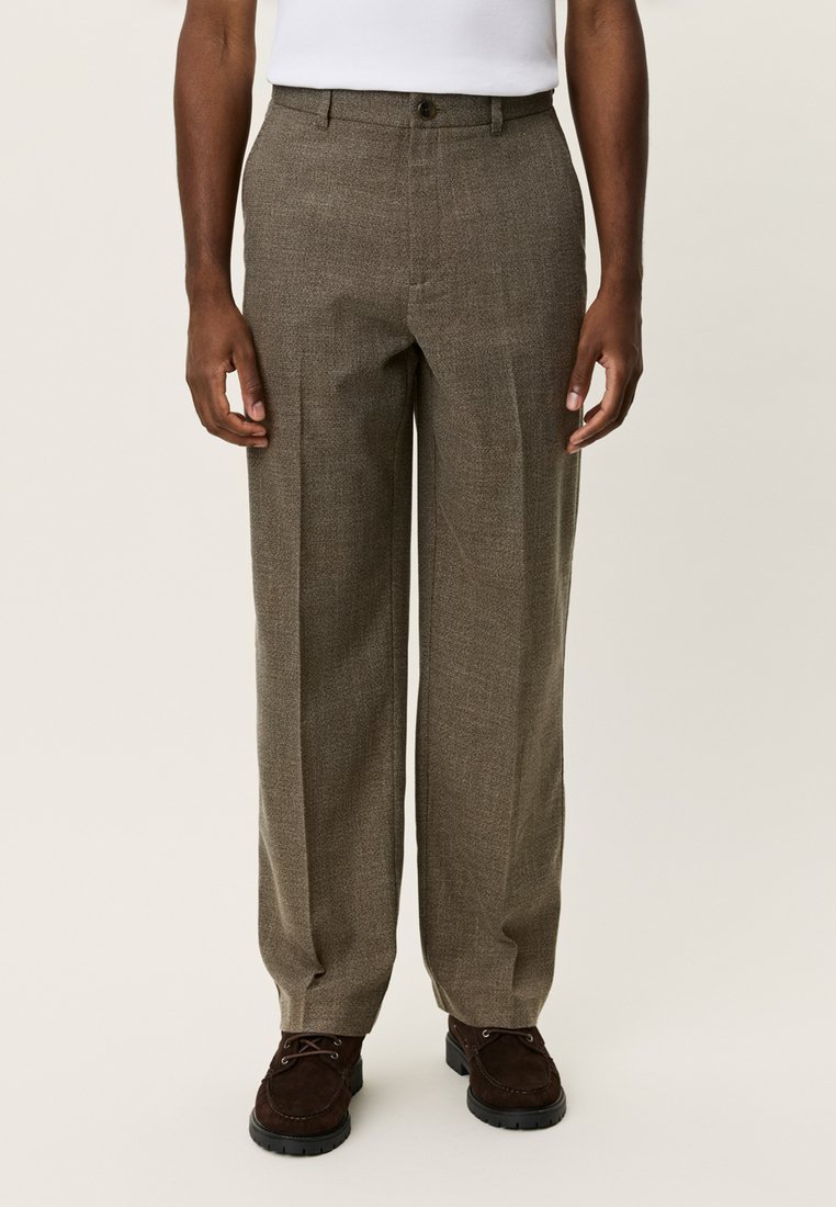 Καφέ υφασμάτινο παντελόνι με χαλαρή εφαρμογή και ίσια γραμμή, με ένα κουμπί στο κλείσιμο και διακριτικό σχέδιο.