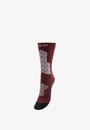 Chaussette de sport bordeaux avec motifs géométriques blancs antidérapants et bout noir, étiquetée pour le pied gauche, debout sur fond blanc.