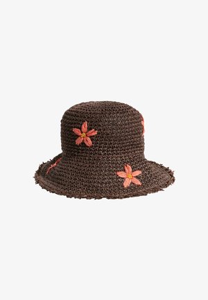 Brun vævet bøttehat dekoreret med små, lyserøde broderede blomster og en let flossede kant.