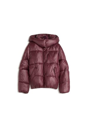 Bordeaux, opgezette, gevoerde jas met een glanzende afwerking. Bevat twee zijzakken en een knoopsluiting aan de voorkant. Gequilte design door het hele jack.