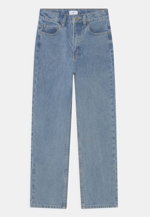 Jean droit bleu clair en denim, avec des poches avant, une fermeture à bouton et un léger dégradé sur l'ensemble du tissu.