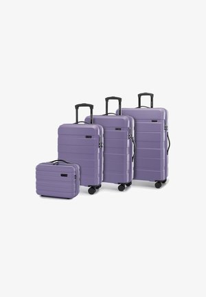 Quatre pièces de bagages violets en plastique rigide, présentant des surfaces striées, des poignées rétractables et des roues noires.