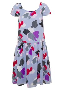 Fladdrande klänning i lätt tyg med blå bakgrund, prydd med abstrakta blommönster i röd, rosa, grå och svart.