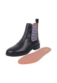 Czarne skórzane botki Chelsea z elastycznym panelem w drobną kratkę i czerwonym akcentem w kształcie serca. Zawierają wymienną wkładkę w kolorze beżowym z pomarańczowym wykończeniem.