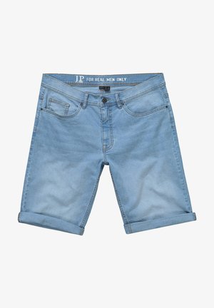 Pantaloni corti in denim azzurro chiaro con orli arrotolati, dotati di quattro tasche e chiusura con bottone frontale. L'etichetta riporta "JP PER UOMINI REALI SOLO".