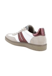 Sneaker a basso profilo in suede beige, pelle bianca, strisce color bordeaux, accentuazione bordeaux sul tallone, fodera interna a stampa leopardata e suola in gomma maculata.