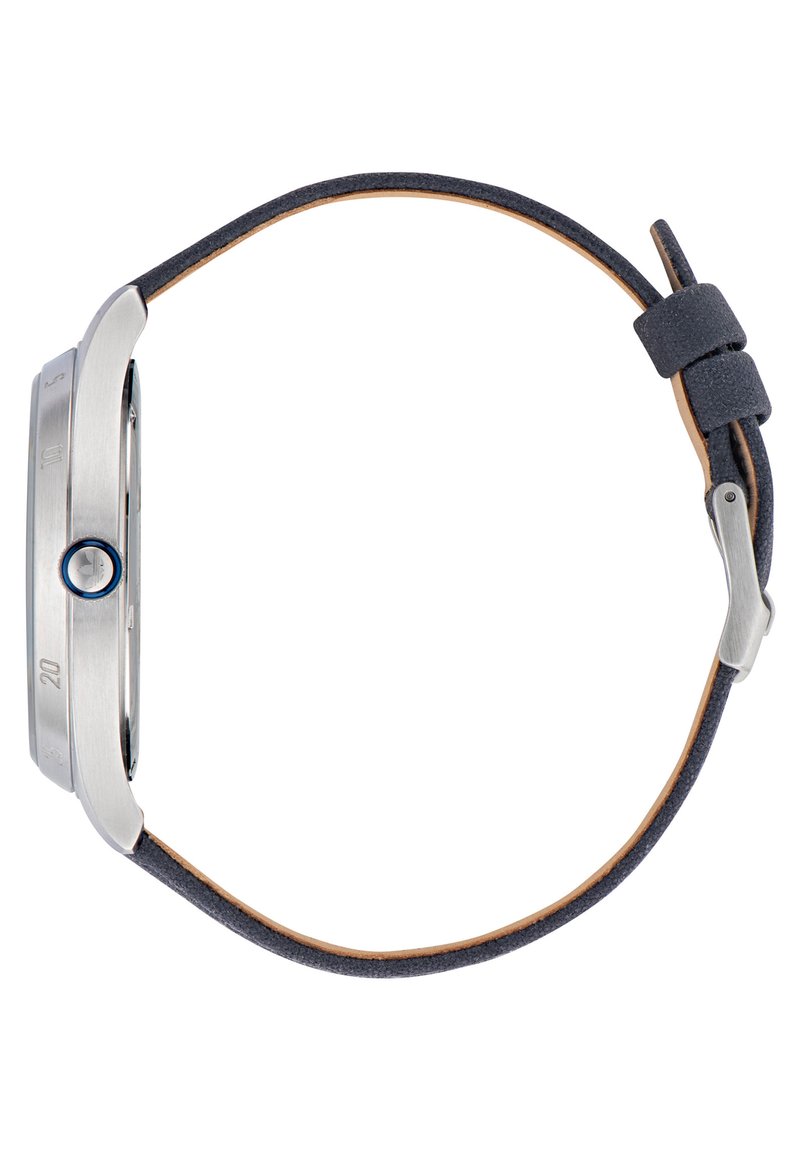 Reloj de acero inoxidable con una caja redonda, corona azul y una correa de cuero azul oscuro con una textura suave y cierre de hebilla.