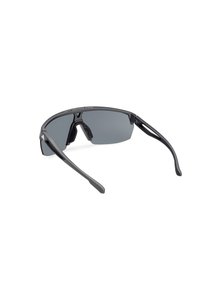 Gafas de sol deportivas con un marco negro mate, lentes grises y un diseño aerodinámico. Cuenta con almohadillas nasales ajustables y agarres texturizados en las patillas.