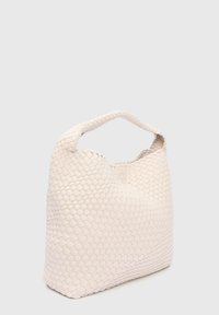 Bolso tejido blanco con un borde redondeado y asas cortas. La textura es suave con un patrón entrecruzado, creando un sutil brillo.