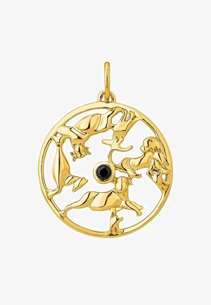 Colgante de oro con un diseño circular que presenta formas de animales intrincadas y una piedra negra central. Superficie suave y pulida.