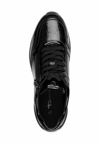 Schwarze Lackledersneaker mit strukturierter Oberfläche, ausgestattet mit schwarzen Schnürsenkeln, einem seitlichen Reißverschluss und einer gepolsterten schwarzen Innensohle mit Logo-Detail.