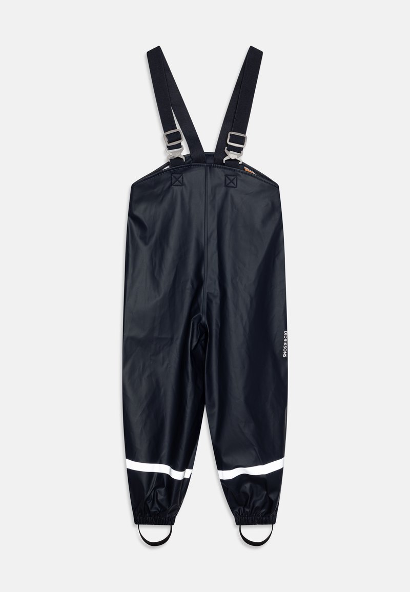 Marineblauwe waterdichte overalls met verstelbare banden, reflecterende witte strepen aan de onderkant en elastische manchetten voor een veilige pasvorm.