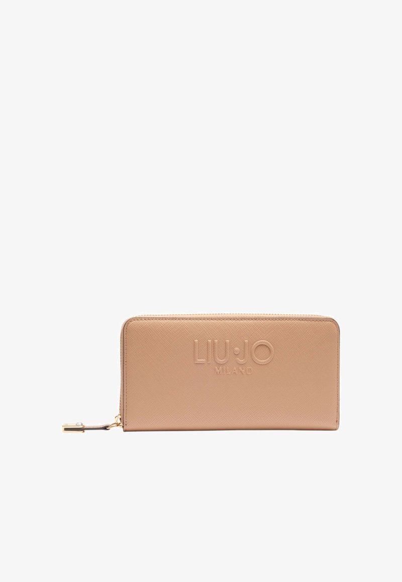 Portafoglio in pelle beige con logo impressa, chiusura con zip e texture liscia. Forma rettangolare con minimi dettagli hardware.