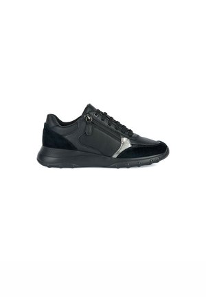 Zapatilla negra que presenta una mezcla de cuero y ante, un bolsillo lateral con cremallera, cierre de cordones y un cuello acolchado para mayor comodidad.