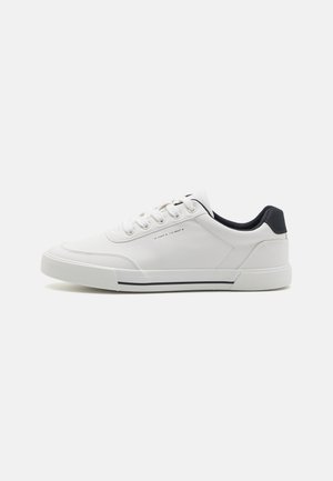 - Sneakersy niskie