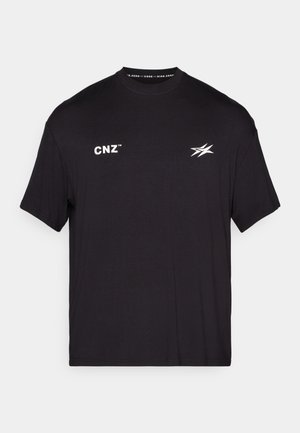 Černé tričko s krátkým rukávem vyrobené z bavlny. Na přední straně má bílé písmo "CNZ" a stylizované logo. Jednoduchý design s kulatým výstřihem.