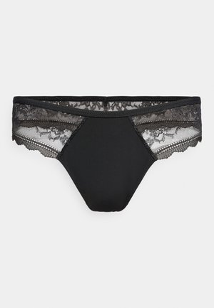 Svart bikini-inspirert undertøy med blondedetaljer langs midjebåndet og sidene, vist på en enkel lys bakgrunn.