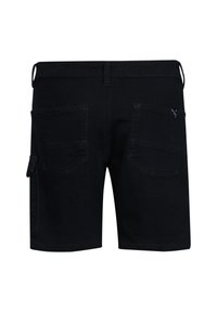 Czarne spodenki cargo z denimu z płaskim pasem, dwoma tylnymi kieszeniami i bocznymi kieszeniami roboczymi. Gładka faktura z przeszyciami.