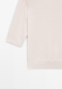 Hellrosa, geripptes Stoffoberteil mit dreiviertellangen Ärmeln und geradem Saum.