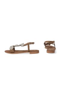 Braune Lederflache Sandalen mit mehreren dekorativen ovalen Akzenten, einem Knöchelriemen mit Schnalle und einer strukturierten Innensohle. Offenes Rückendesign.
