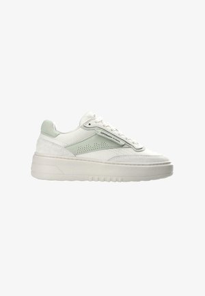 Sneaker bianca con tomaia in pelle texture e accenti verde menta, suola spessa, dettagli perforati e materiali a contrasto.
