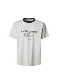 Šviesiai pilkas medvilninis marškinėlis su apvaliu tamsiai mėlynu apykakle. Puošia ryški juoda užrašas: "Pepe Jeans," su papildomomis spausdintomis frazėmis žemiau.