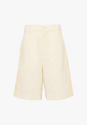Crèmekleurige knielange korte broek met voorste knoop en ceintuurlussen, voorzien van subtiele zijstrepen.