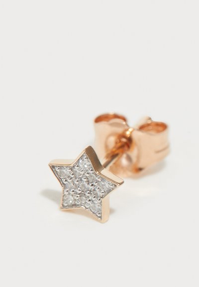 Σκουλαρίκι σε σχήμα αστεριού από ροζ χρυσό με υφή, διακοσμημένο με πολλούς μικρούς διαφάνειας λίθους, διαθέτοντας παραδοσιακό μηχανισμό στήριξης.