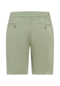 Pantaloni shorts verde chiaro con cintura elastica, dotati di due tasche posteriori con bottoni e una texture di tessuto liscia e leggera.