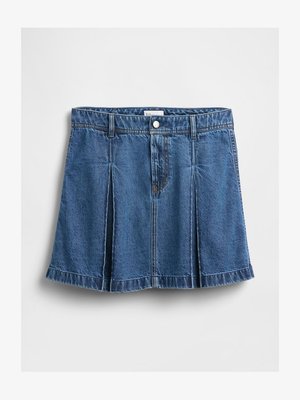 Sinine denimsümp, millel on sobiv vöökoht, esine nupudega sulgus ja kortsummine disain. Omab puhta ääristuse ja pehme tekstuuri.