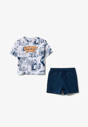 Completo per bambini in due pezzi con T-shirt bianca con grafica Looney Tunes con i personaggi, e pantaloncini blu navy con coulisse.