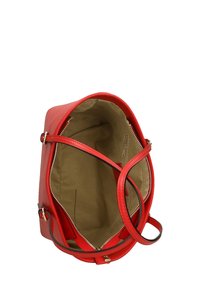 Rode leren handtas met een ronde vorm, ritsluiting en een lege beige binnenkant. Voorzien van verstelbare schouderbanden en minimale hardware.