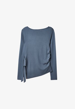 Blå langærmet top med rund hals, rynkedetalje på siden og en sløjfeaccent i kanten, lavet af et glat, strækbart stof.
