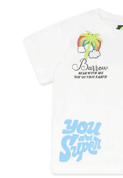 T-shirt di cotone bianco con un albero di palma verde, arcobaleno, nuvole e le scritte "Barrow BEAR WITH ME NOT OF THIS EARTH" e "YOU are Super" in blu.